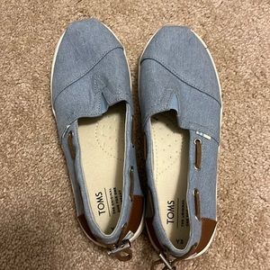 Blue youth TOMS